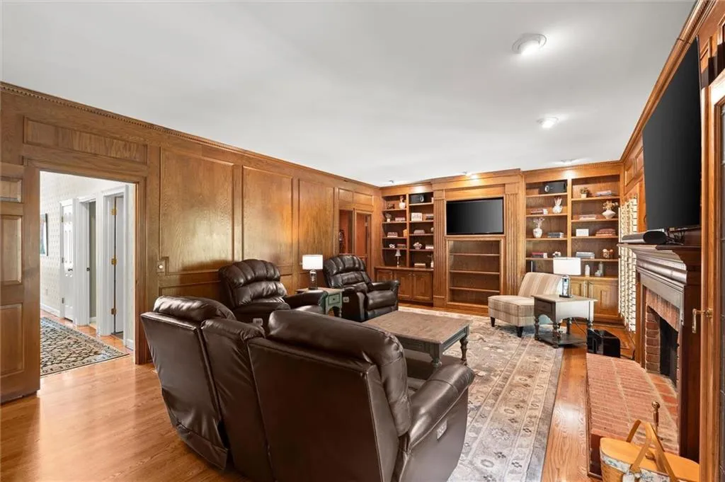 935 Ivy Falls Drive, Sandy Springs, Georgia 30328, 5 Bedrooms Bedrooms, ,4 BathroomsBathrooms,Residential,For Sale,935 Ivy Falls Drive,7758292