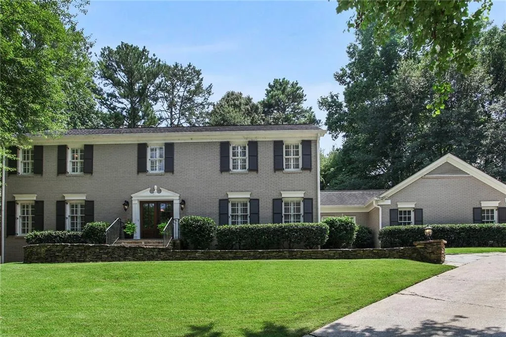 890 Riverside Trace, Sandy Springs, Georgia 30328, 4 Bedrooms Bedrooms, ,3 BathroomsBathrooms,Residential,Sold,890 Riverside Trace,6918976