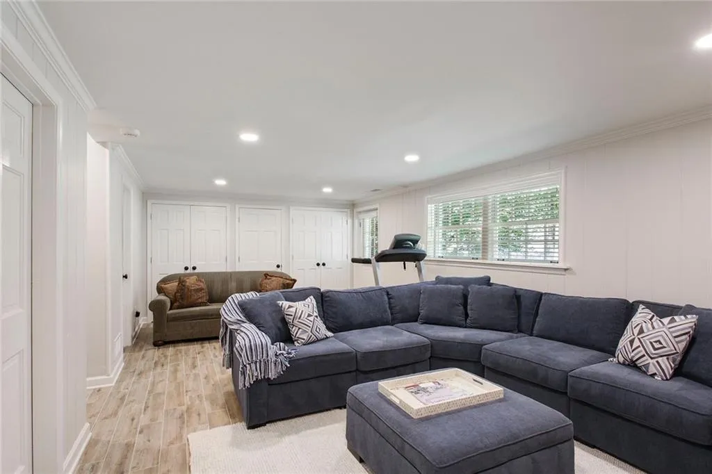 890 Riverside Trace, Sandy Springs, Georgia 30328, 4 Bedrooms Bedrooms, ,3 BathroomsBathrooms,Residential,Sold,890 Riverside Trace,6918976