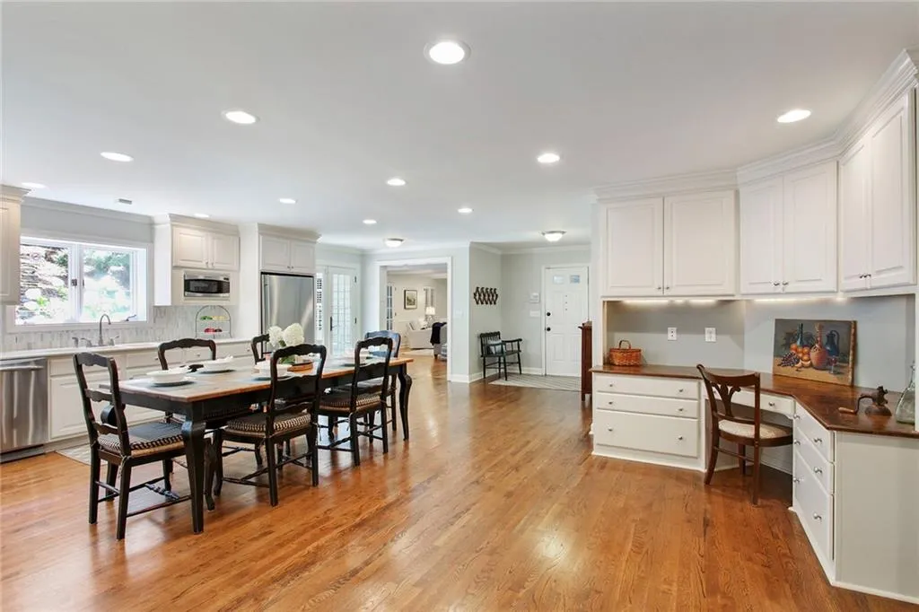 890 Riverside Trace, Sandy Springs, Georgia 30328, 4 Bedrooms Bedrooms, ,3 BathroomsBathrooms,Residential,Sold,890 Riverside Trace,6918976