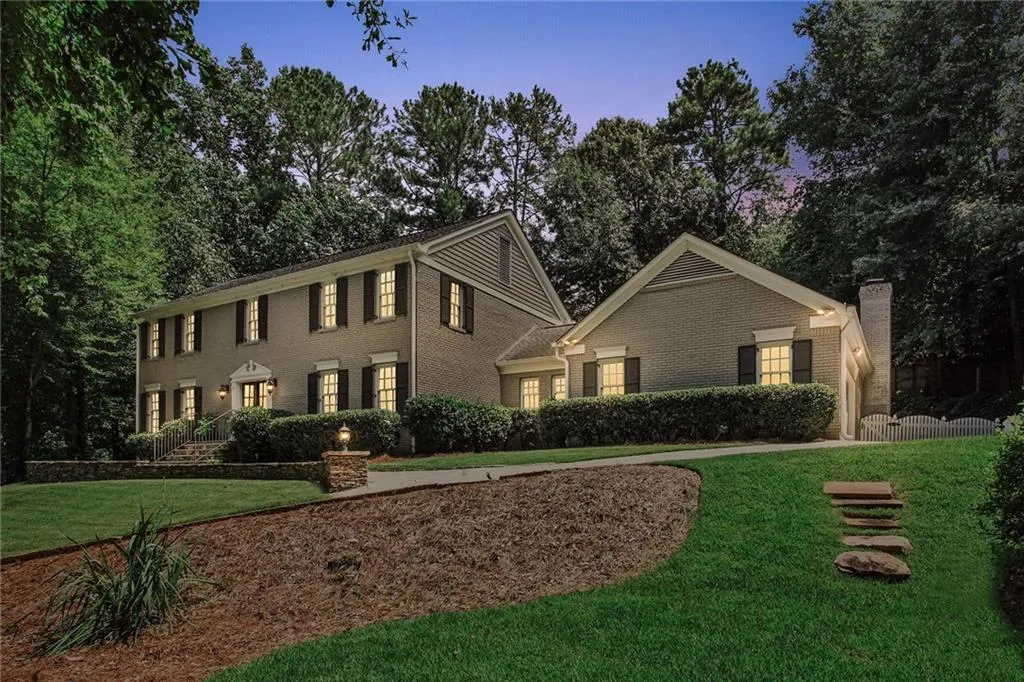 890 Riverside Trace, Sandy Springs, Georgia 30328, 4 Bedrooms Bedrooms, ,3 BathroomsBathrooms,Residential,Sold,890 Riverside Trace,6918976