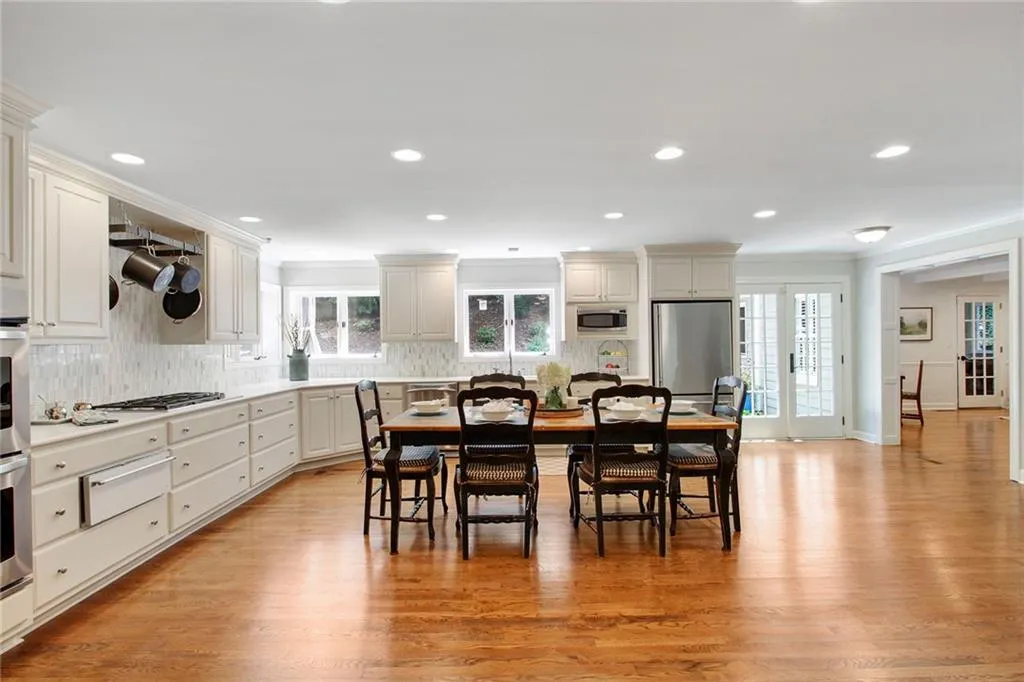 890 Riverside Trace, Sandy Springs, Georgia 30328, 4 Bedrooms Bedrooms, ,3 BathroomsBathrooms,Residential,Sold,890 Riverside Trace,6918976