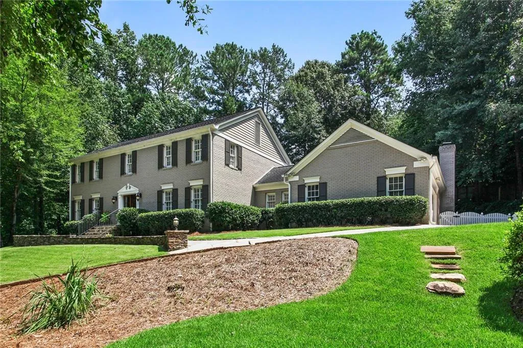 890 Riverside Trace, Sandy Springs, Georgia 30328, 4 Bedrooms Bedrooms, ,3 BathroomsBathrooms,Residential,Sold,890 Riverside Trace,6918976