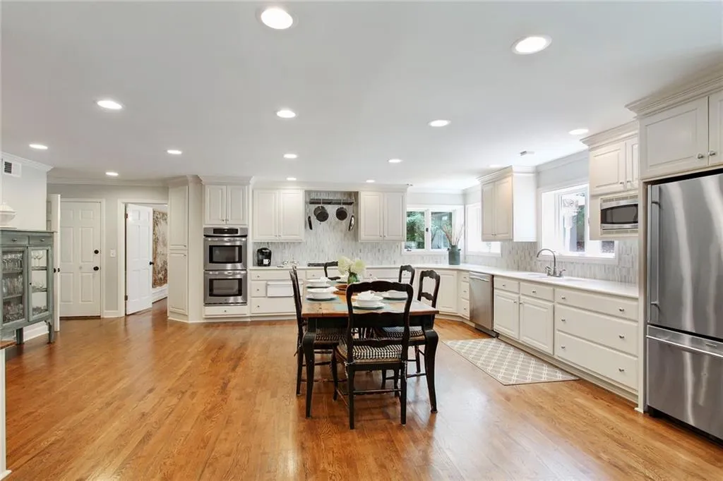 890 Riverside Trace, Sandy Springs, Georgia 30328, 4 Bedrooms Bedrooms, ,3 BathroomsBathrooms,Residential,Sold,890 Riverside Trace,6918976