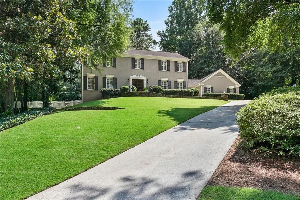 890 Riverside Trace, Sandy Springs, Georgia 30328, 4 Bedrooms Bedrooms, ,3 BathroomsBathrooms,Residential,Sold,890 Riverside Trace,6918976