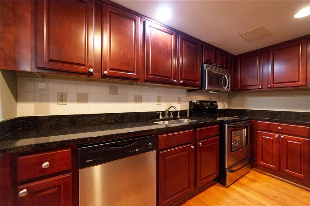 6900 Roswell Road Unit Q14, Atlanta, Georgia 30328, 2 Bedrooms Bedrooms, ,2 BathroomsBathrooms,Residential,Sold,6900 Roswell Road Unit Q14,6047278
