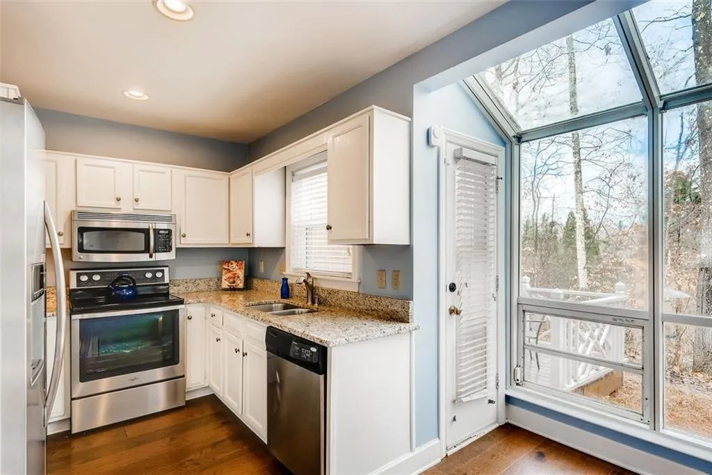 7500 Roswell Road Unit 13, Sandy Springs, Georgia 30350, 2 Bedrooms Bedrooms, ,2 BathroomsBathrooms,Residential,Sold,7500 Roswell Road Unit 13,6833442