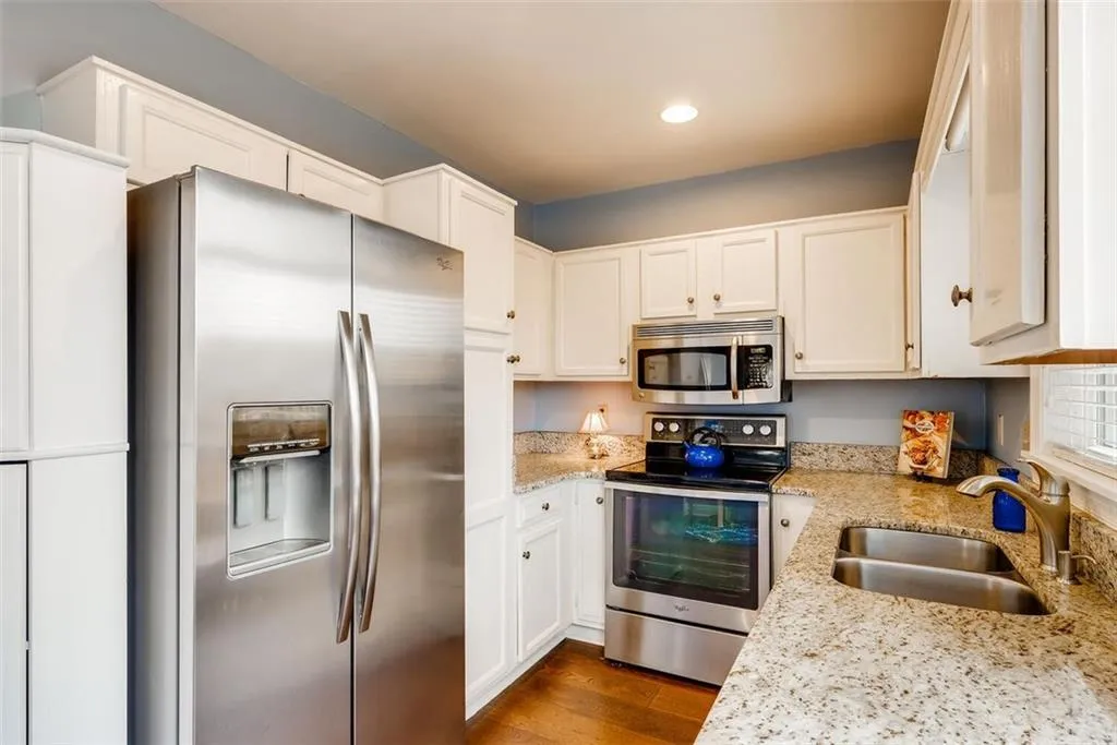 7500 Roswell Road Unit 13, Sandy Springs, Georgia 30350, 2 Bedrooms Bedrooms, ,2 BathroomsBathrooms,Residential,Sold,7500 Roswell Road Unit 13,6833442