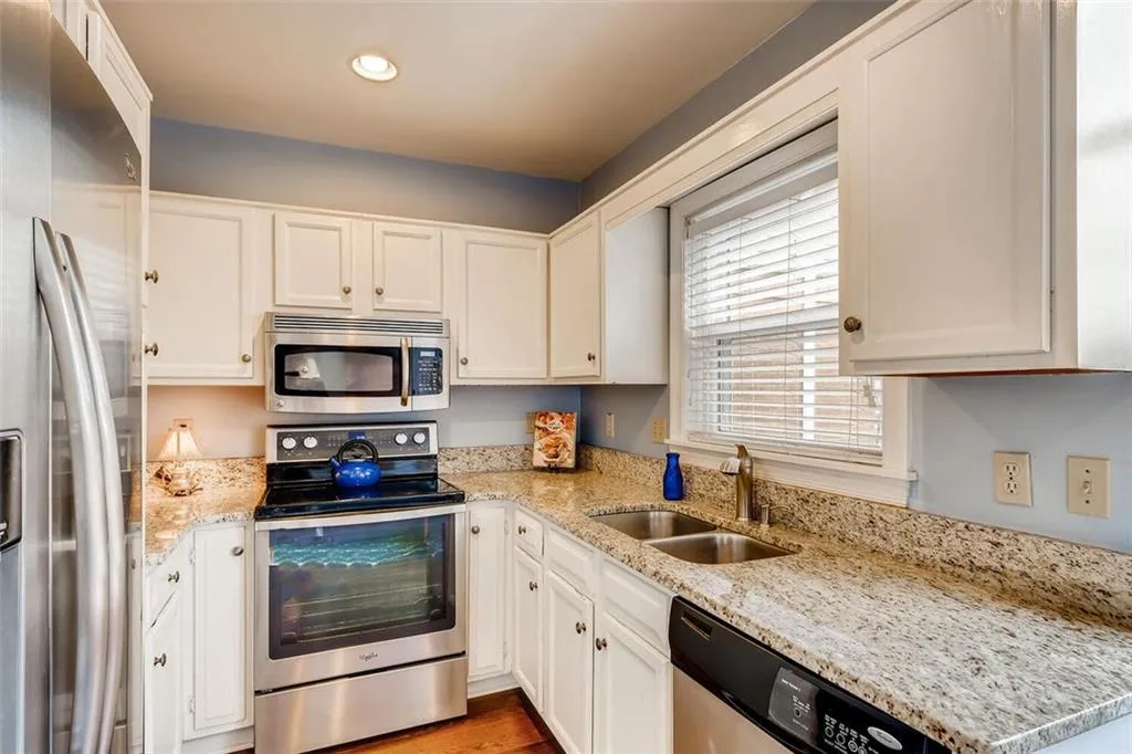 7500 Roswell Road Unit 13, Sandy Springs, Georgia 30350, 2 Bedrooms Bedrooms, ,2 BathroomsBathrooms,Residential,Sold,7500 Roswell Road Unit 13,6833442