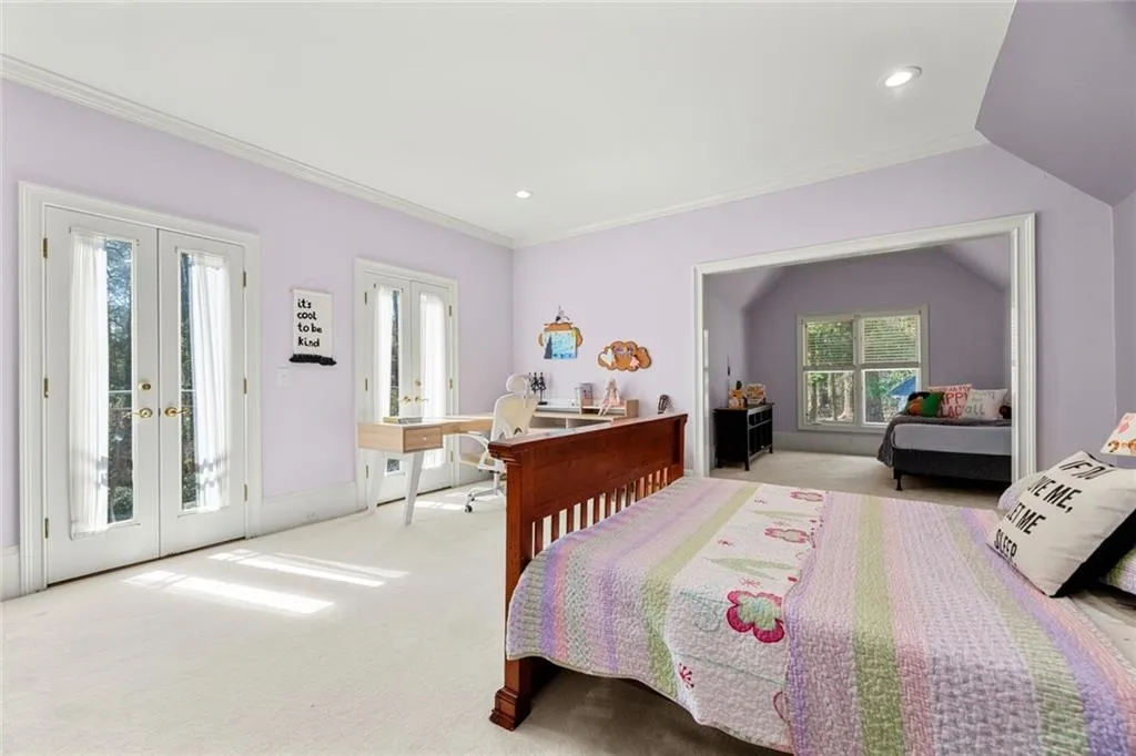 This bright bedroom offers a charming view into an adjoining children s play area, creating a connected and functional space. Filled with natural light, it s perfect for both rest and everyday family living.