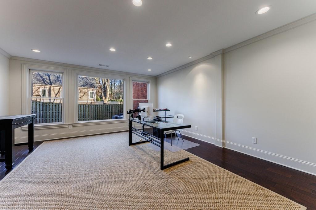 Light filled office/bedroom with full en-suite bath