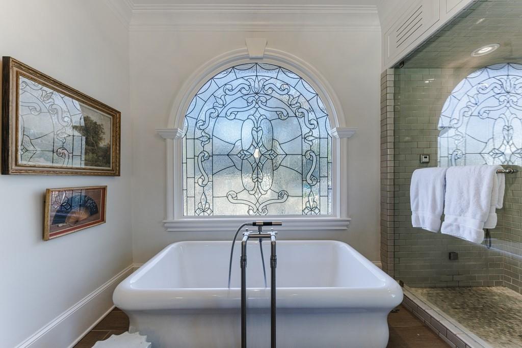 Luxurious soaking tub