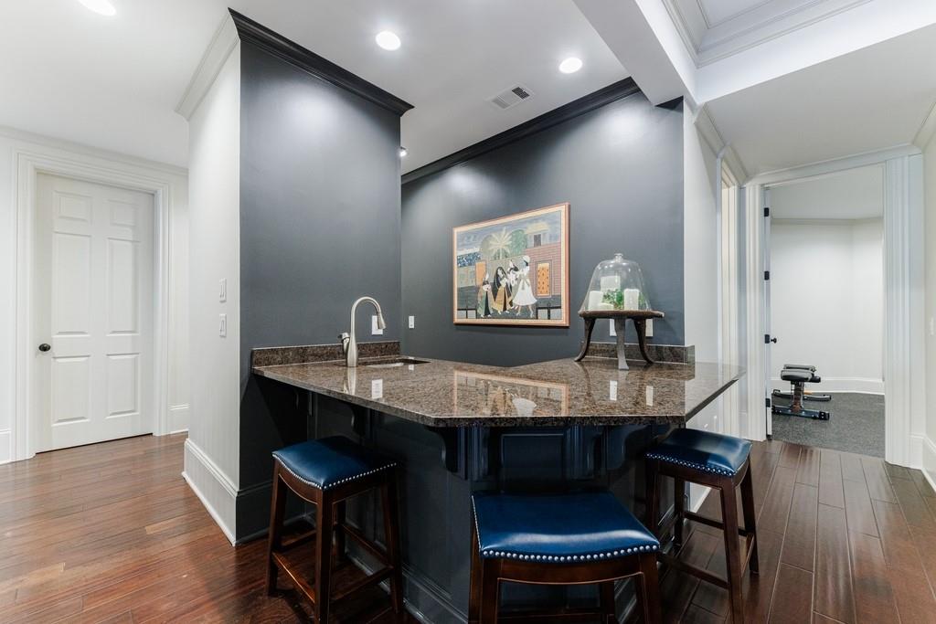 Terrace level wet bar