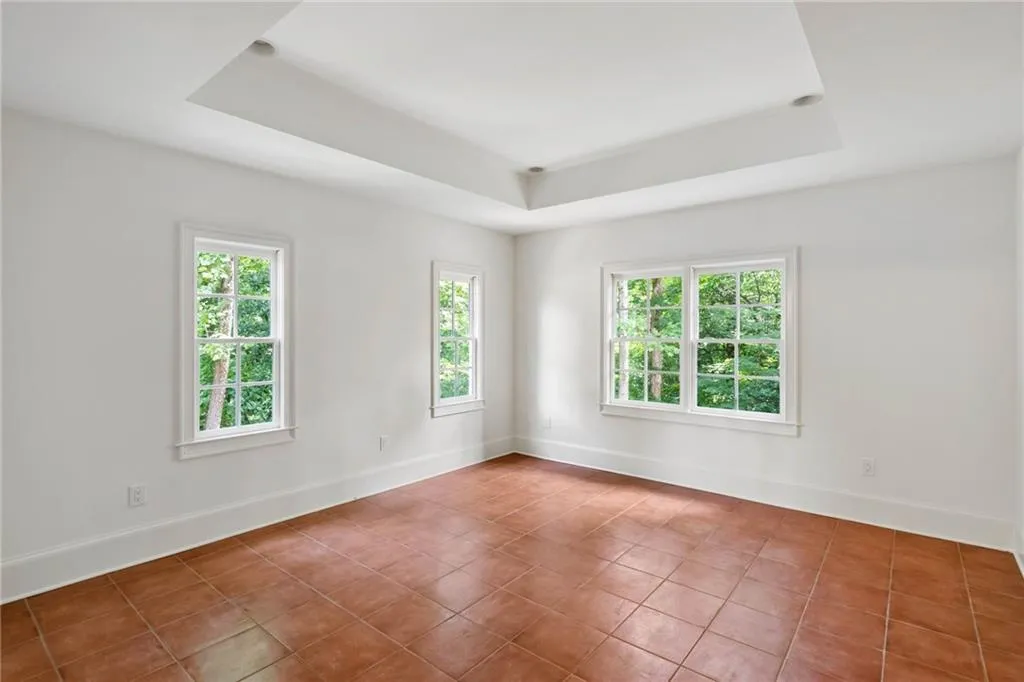 Tiled empty room with a raised ceiling