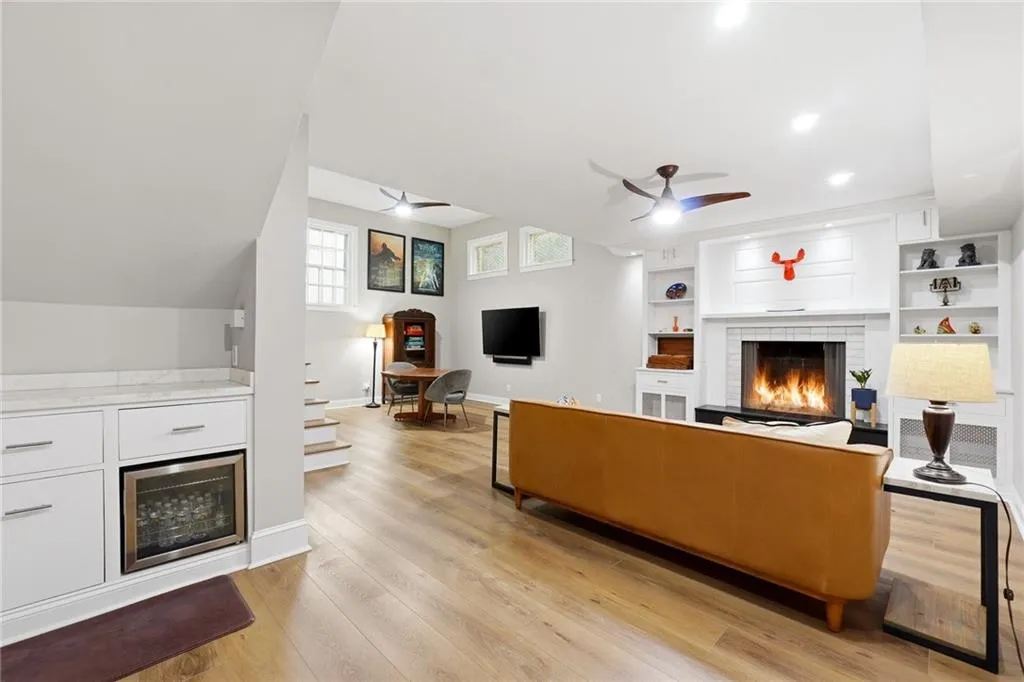 705 E Northway Lane, Atlanta, Georgia 30342, 3 Bedrooms Bedrooms, ,3 BathroomsBathrooms,Residential,For Sale,705 E Northway Lane,7754711