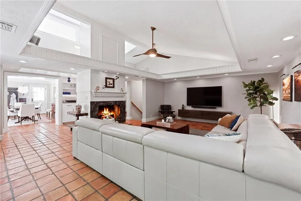 705 E Northway Lane, Atlanta, Georgia 30342, 3 Bedrooms Bedrooms, ,3 BathroomsBathrooms,Residential,For Sale,705 E Northway Lane,7754711