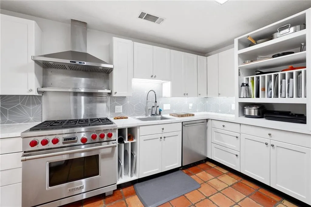 705 E Northway Lane, Atlanta, Georgia 30342, 3 Bedrooms Bedrooms, ,3 BathroomsBathrooms,Residential,For Sale,705 E Northway Lane,7754711