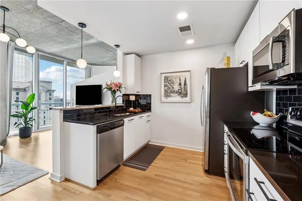 3324 Peachtree Road Ne Unit 2108, Atlanta, Georgia 30326, 1 Bedroom Bedrooms, ,1 BathroomBathrooms,Residential,For Sale,3324 Peachtree Road Ne Unit 2108,7634270