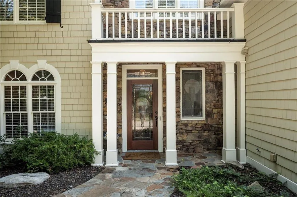 Stone details & cute balcony!