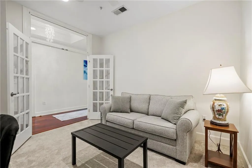 Secondary bedroom.