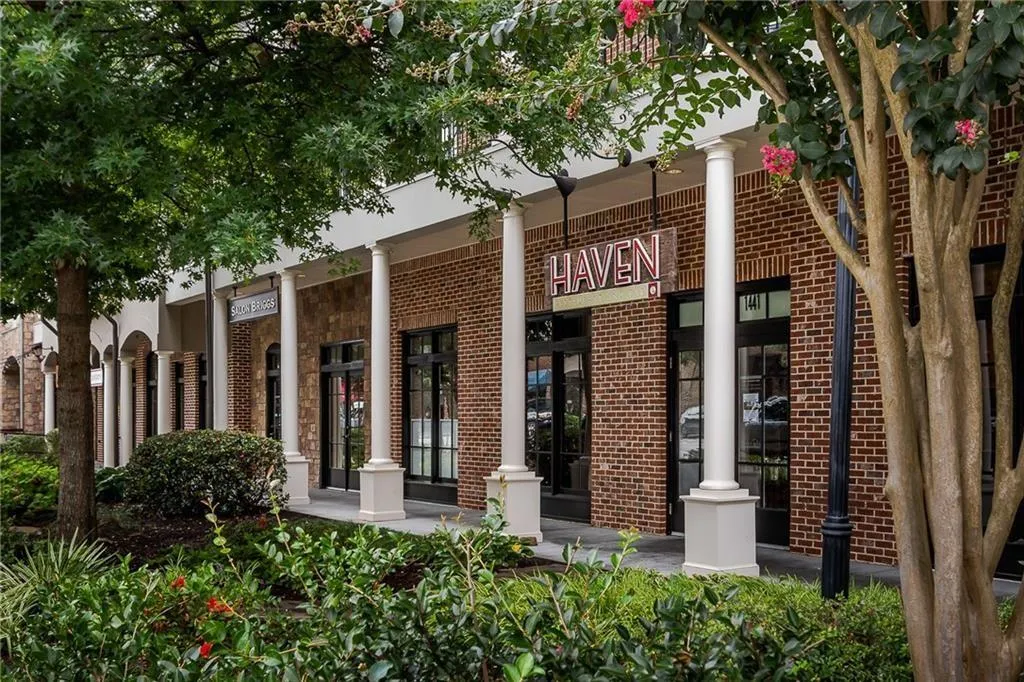 Great restarants - walking distance!