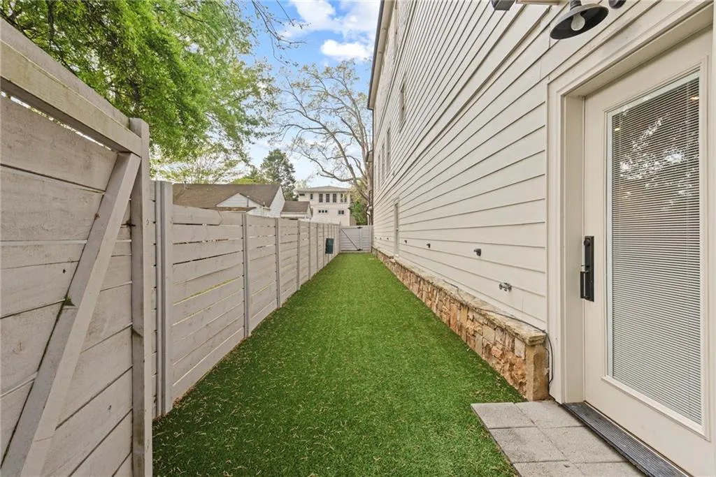 Convenient dog run! in side yard.