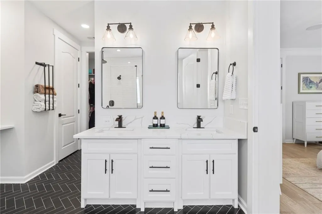 Double vanity, great lilighting and drawers for storage