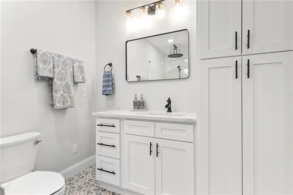 Terrace level ful bathroom