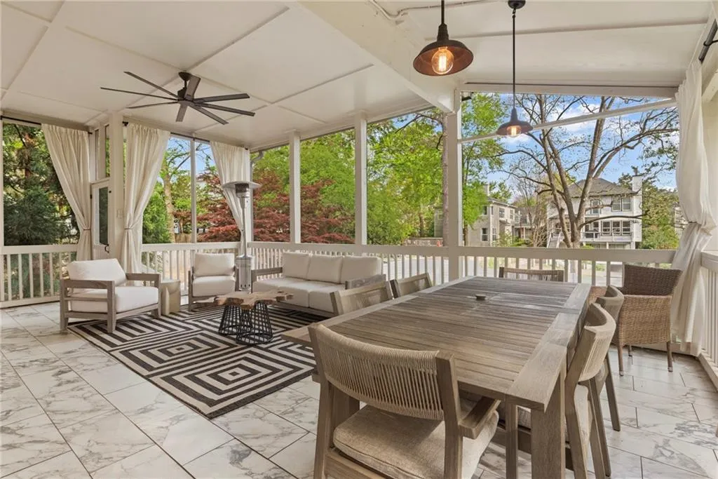 Get a breath of fresh air - enterain your guests or dine!