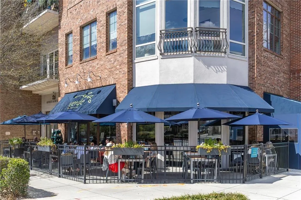 Restarants and services all available in Brookhaven