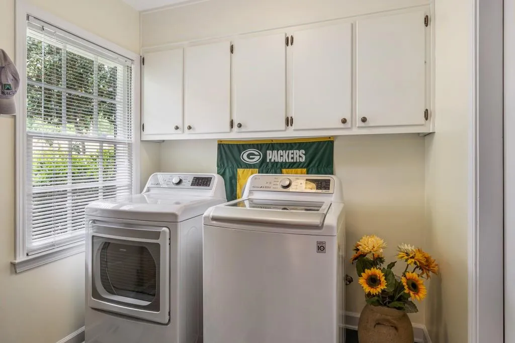 300 Lighthouse Point, Sandy Springs, Georgia 30328, 5 Bedrooms Bedrooms, ,3 BathroomsBathrooms,Residential,Sold,300 Lighthouse Point,6879794