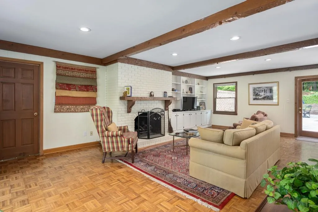 300 Lighthouse Point, Sandy Springs, Georgia 30328, 5 Bedrooms Bedrooms, ,3 BathroomsBathrooms,Residential,Sold,300 Lighthouse Point,6879794