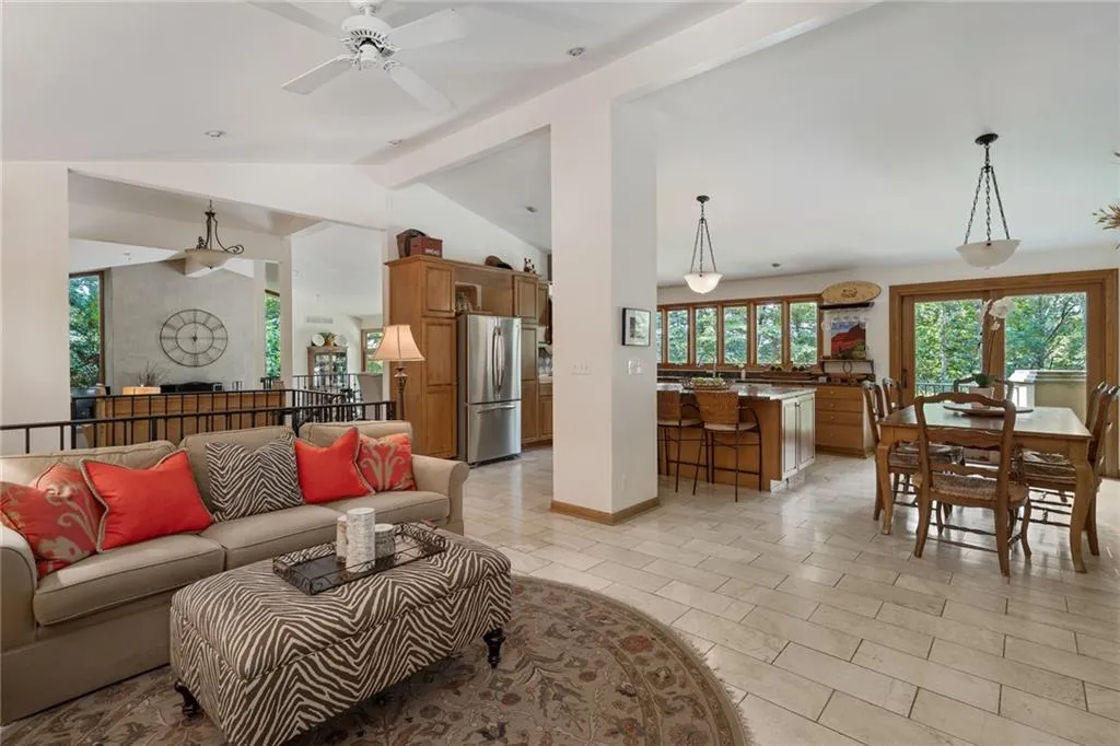 5088 Riverview Road, Sandy Springs, Georgia 30327, 4 Bedrooms Bedrooms, ,4 BathroomsBathrooms,Residential,Sold,5088 Riverview Road,6757124