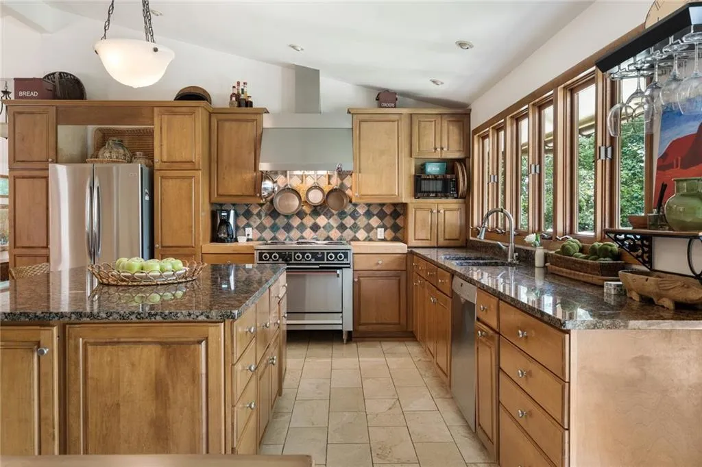 5088 Riverview Road, Sandy Springs, Georgia 30327, 4 Bedrooms Bedrooms, ,4 BathroomsBathrooms,Residential,Sold,5088 Riverview Road,6757124