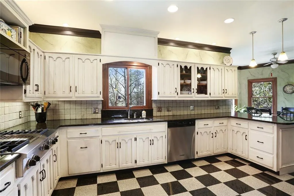 8920 Ridgemont Drive, Sandy Springs, Georgia 30350, 6 Bedrooms Bedrooms, ,4 BathroomsBathrooms,Residential,Sold,8920 Ridgemont Drive,5821495