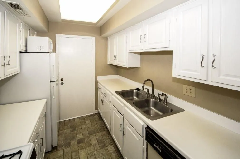 6851 Roswell Road Unit G-1, Sandy Springs, Georgia 30328, 1 Bedroom Bedrooms, ,1 BathroomBathrooms,Residential,Sold,6851 Roswell Road Unit G-1,6099567