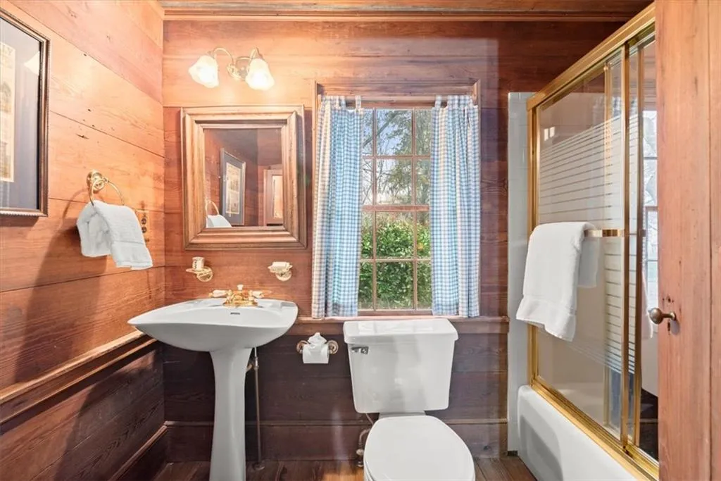 Log cabin addition full bath