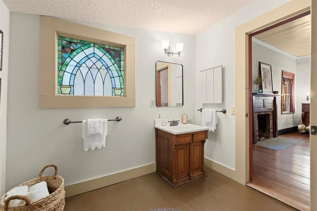 Full bath adjacent to front bedroom