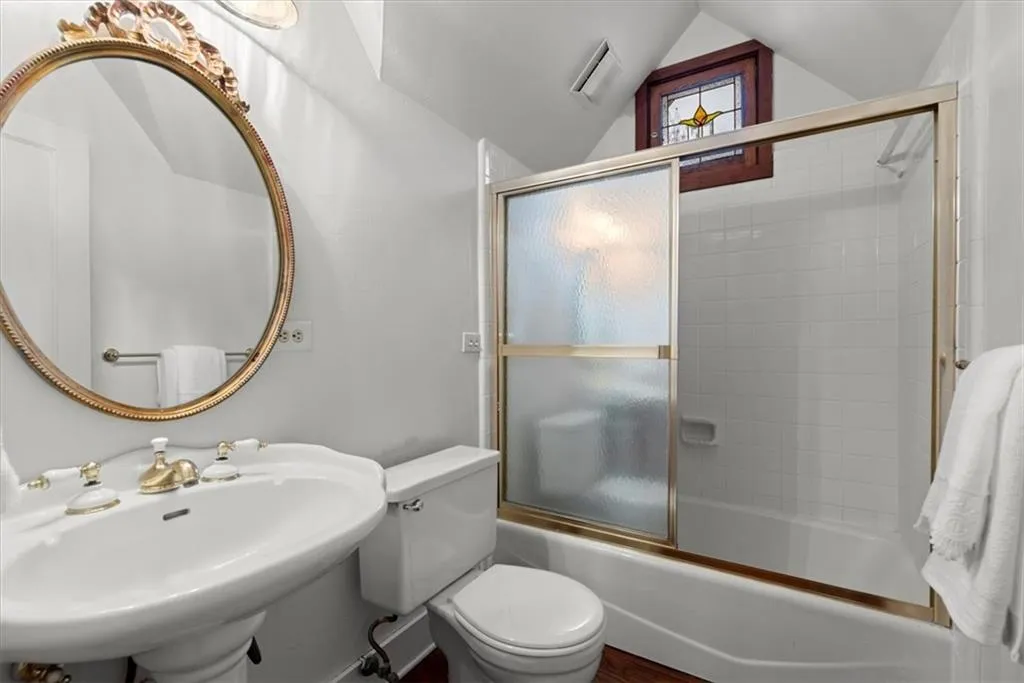 Upstairs full bath