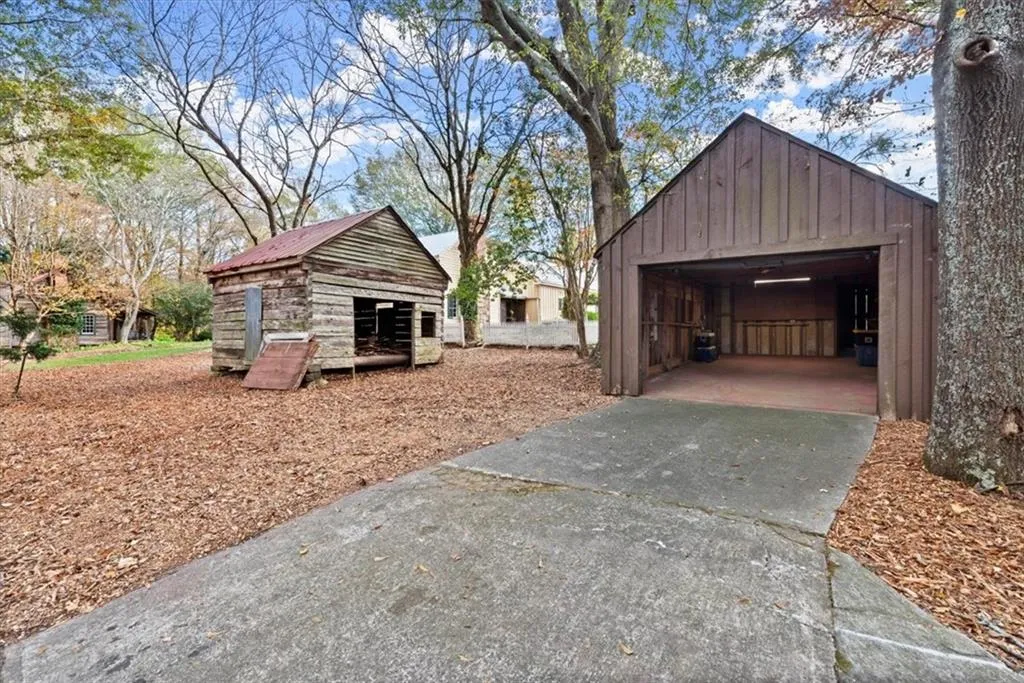 Additional garage and shed facing second driveway