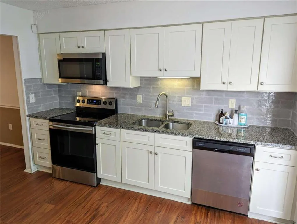 2406 Huntingdon Chase, Sandy Springs, Georgia 30350, 2 Bedrooms Bedrooms, ,2 BathroomsBathrooms,Residential,Sold,2406 Huntingdon Chase,7030995