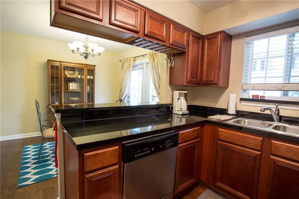 6940 Roswell Road Ne Unit 8e, Sandy Springs, Georgia 30328, 2 Bedrooms Bedrooms, ,1 BathroomBathrooms,Residential,Sold,6940 Roswell Road Ne Unit 8e,5687058