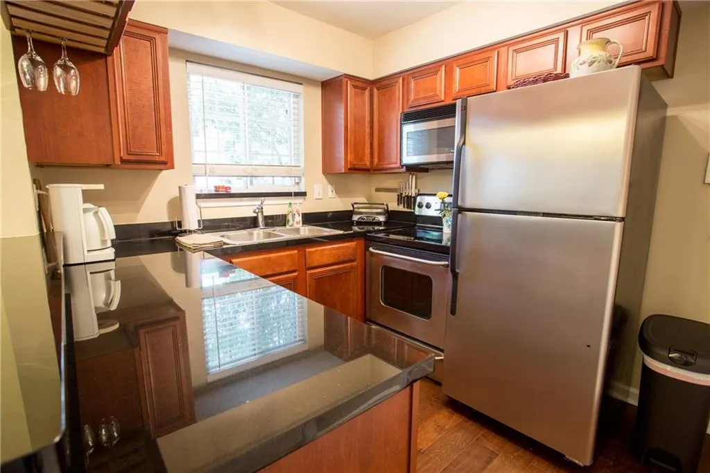 6940 Roswell Road Ne Unit 8e, Sandy Springs, Georgia 30328, 2 Bedrooms Bedrooms, ,1 BathroomBathrooms,Residential,Sold,6940 Roswell Road Ne Unit 8e,5687058