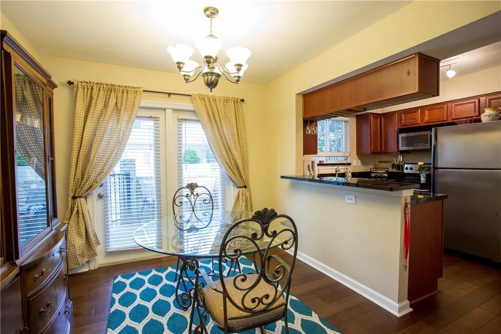 6940 Roswell Road Ne Unit 8e, Sandy Springs, Georgia 30328, 2 Bedrooms Bedrooms, ,1 BathroomBathrooms,Residential,Sold,6940 Roswell Road Ne Unit 8e,5687058