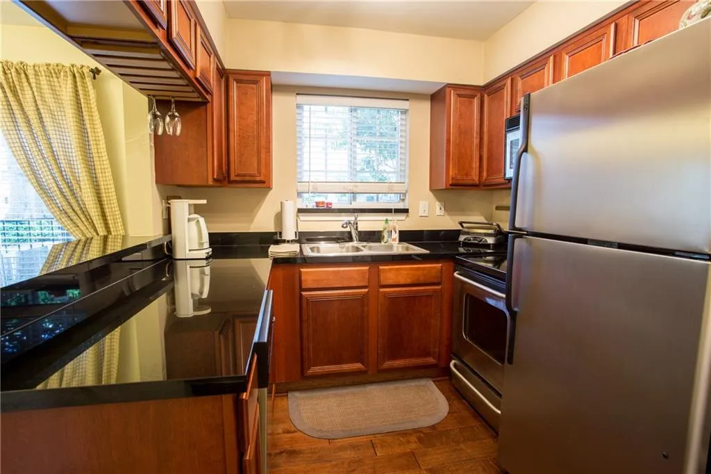 6940 Roswell Road Ne Unit 8e, Sandy Springs, Georgia 30328, 2 Bedrooms Bedrooms, ,1 BathroomBathrooms,Residential,Sold,6940 Roswell Road Ne Unit 8e,5687058