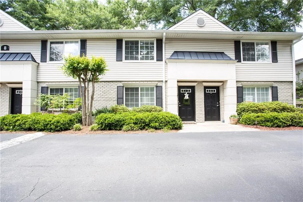6940 Roswell Road Ne Unit 8e, Sandy Springs, Georgia 30328, 2 Bedrooms Bedrooms, ,1 BathroomBathrooms,Residential,Sold,6940 Roswell Road Ne Unit 8e,5687058
