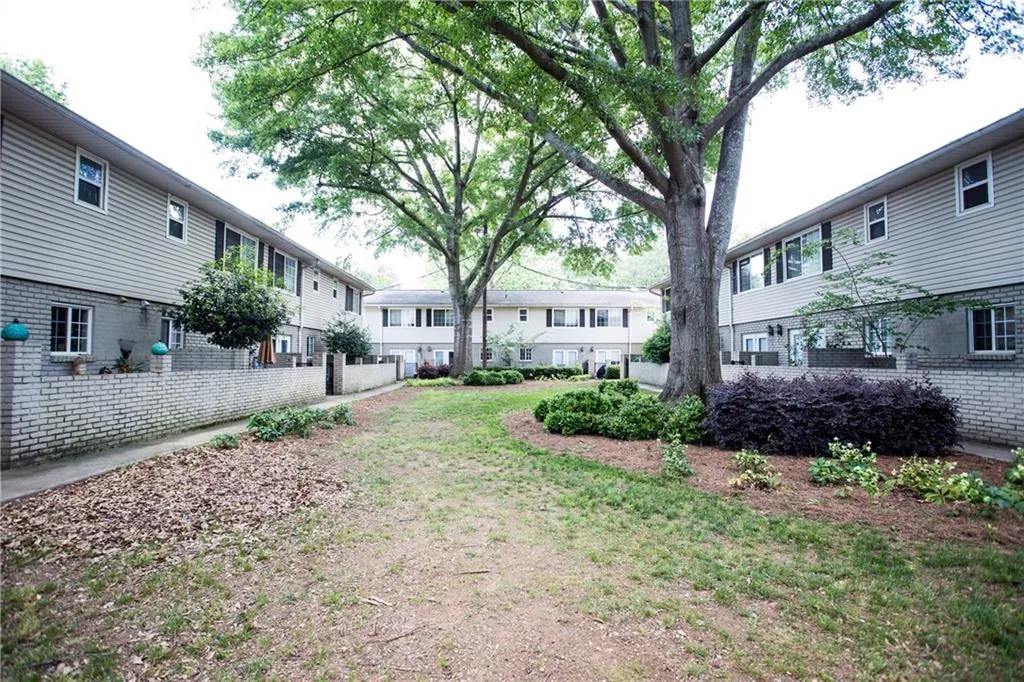 6940 Roswell Road Ne Unit 8e, Sandy Springs, Georgia 30328, 2 Bedrooms Bedrooms, ,1 BathroomBathrooms,Residential,Sold,6940 Roswell Road Ne Unit 8e,5687058