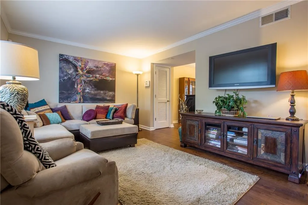 6940 Roswell Road Ne Unit 8e, Sandy Springs, Georgia 30328, 2 Bedrooms Bedrooms, ,1 BathroomBathrooms,Residential,Sold,6940 Roswell Road Ne Unit 8e,5687058