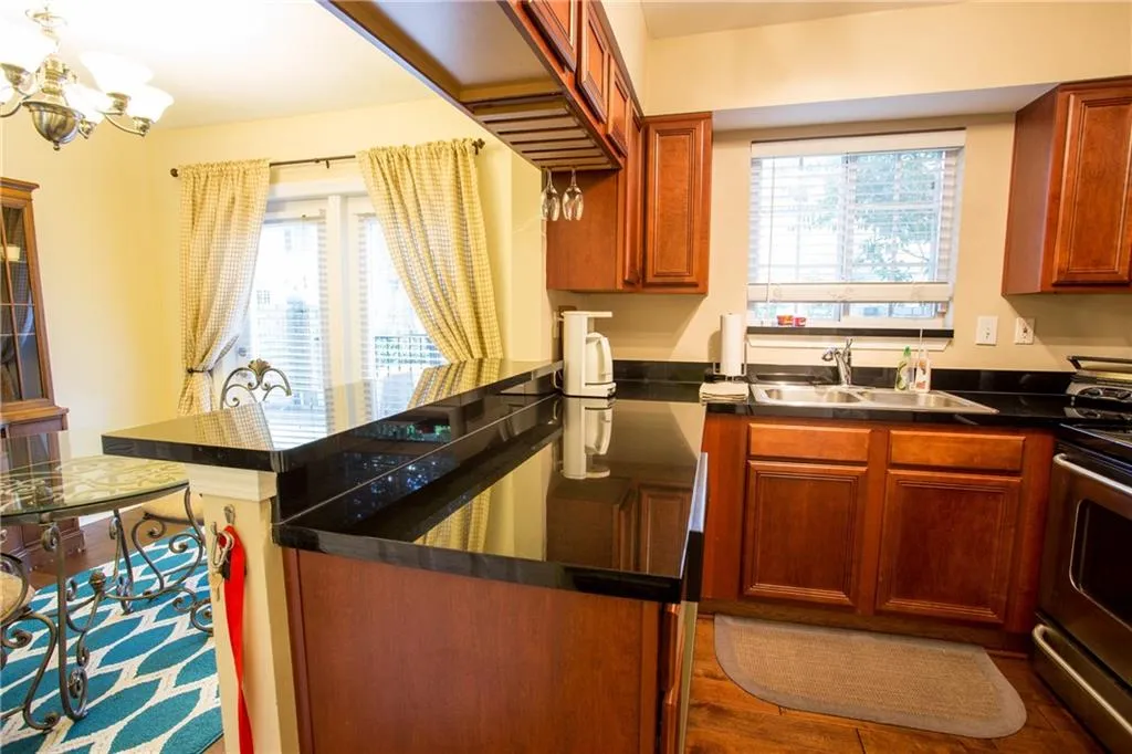 6940 Roswell Road Ne Unit 8e, Sandy Springs, Georgia 30328, 2 Bedrooms Bedrooms, ,1 BathroomBathrooms,Residential,Sold,6940 Roswell Road Ne Unit 8e,5687058