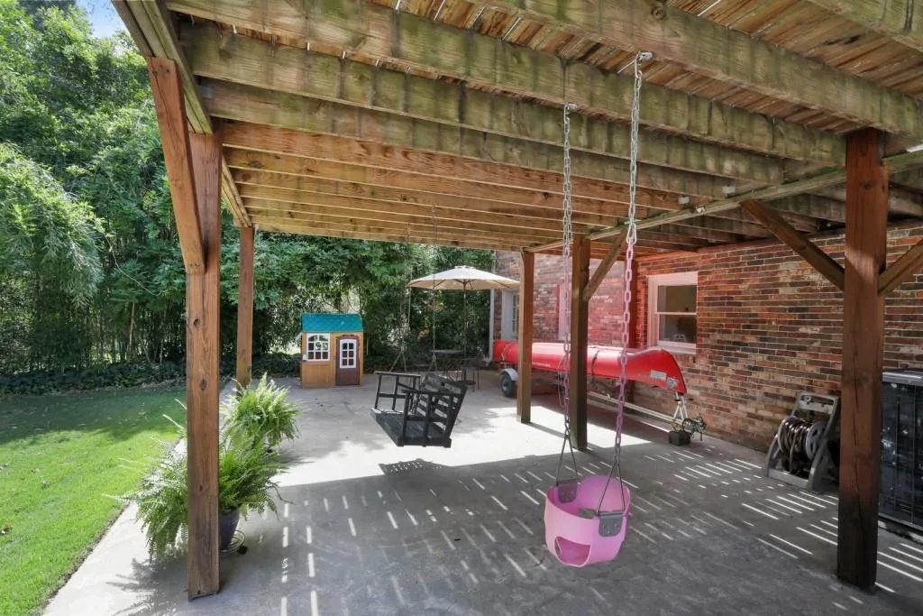 275 Forest Hills Drive, Atlanta, Georgia 30342, 5 Bedrooms Bedrooms, ,3 BathroomsBathrooms,Residential,Sold,275 Forest Hills Drive,6745441